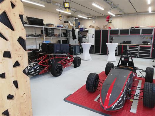 Since the beginning of the year, the e-Traxx team at Düsseldorf University of Applied Sciences has had a brand new and much larger workshop than before. Here the students can work even better on their models for the electric motor-driven racing car.   